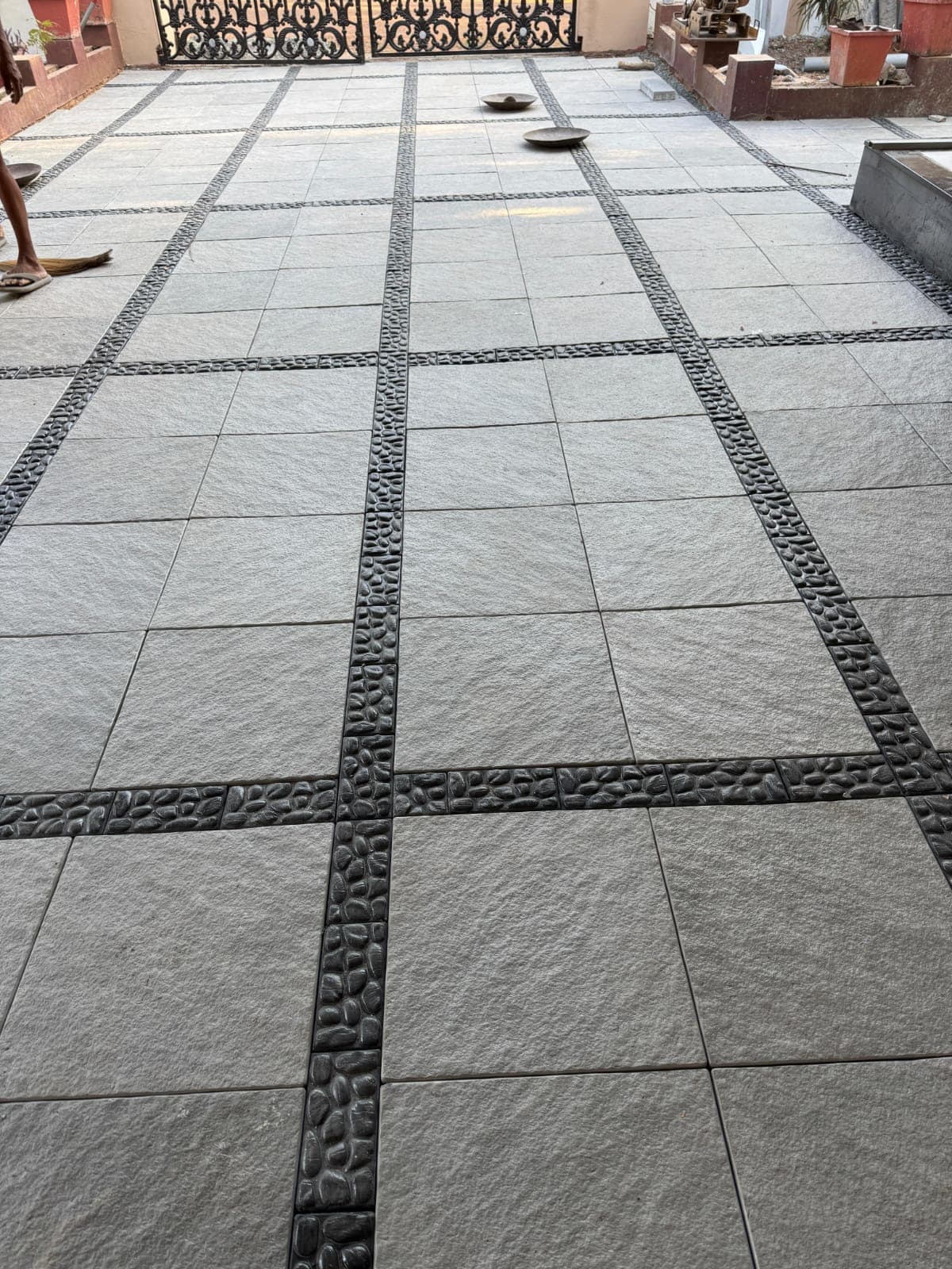 Interlock Paving - Pebble stone 18X18
