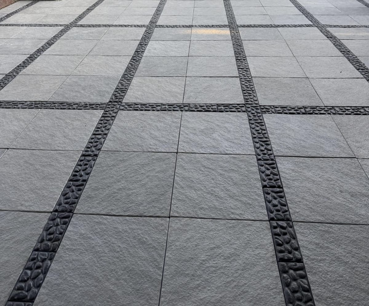 Interlock Paving - Pebble stone 18X18